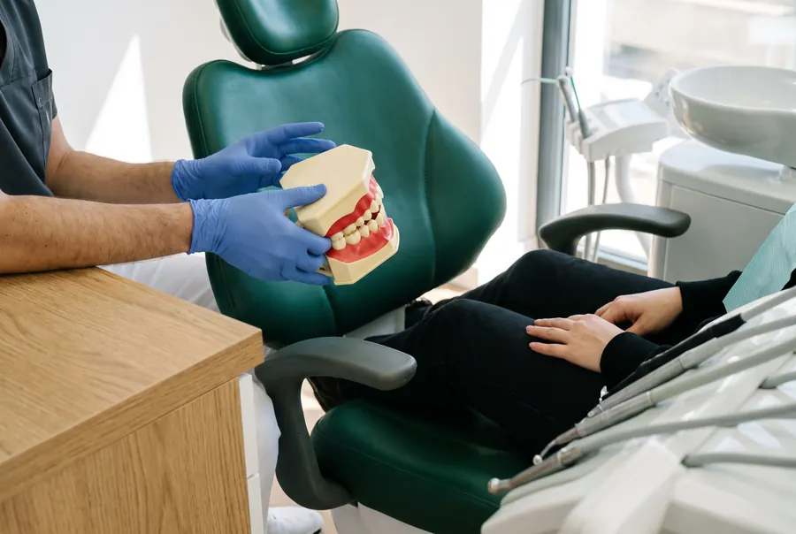 Medicul explică extracția dentară pe un model, la The Good Clinic din Sector 2